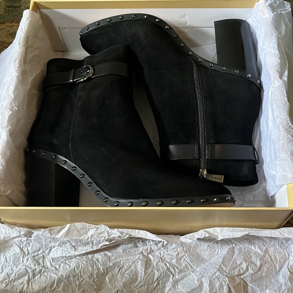 Michael Kors Livvy bootie, black suede - Picture 4 of 8